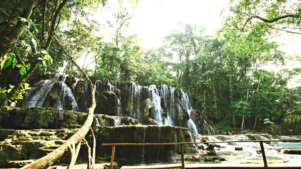 sendero con cascada en tapijulapa tabasco