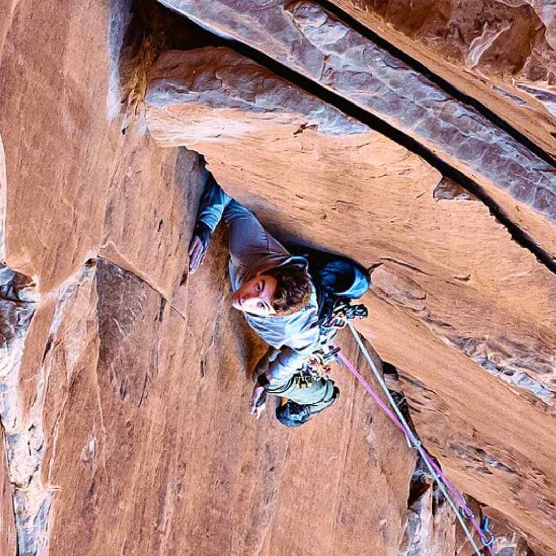 escalador en una grieta off-width tipo de escalada tradicional 