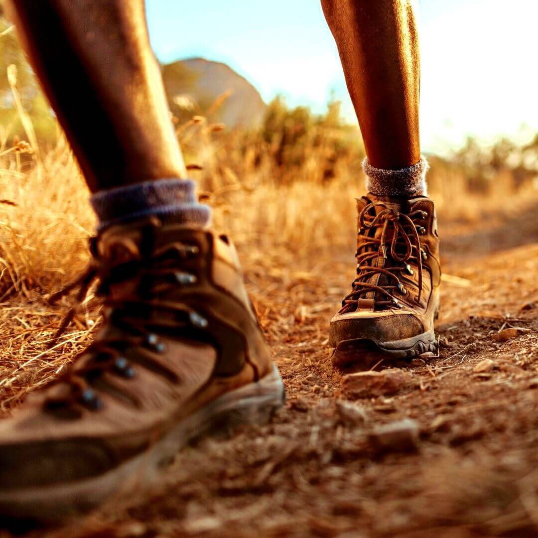 zapatos en sendero