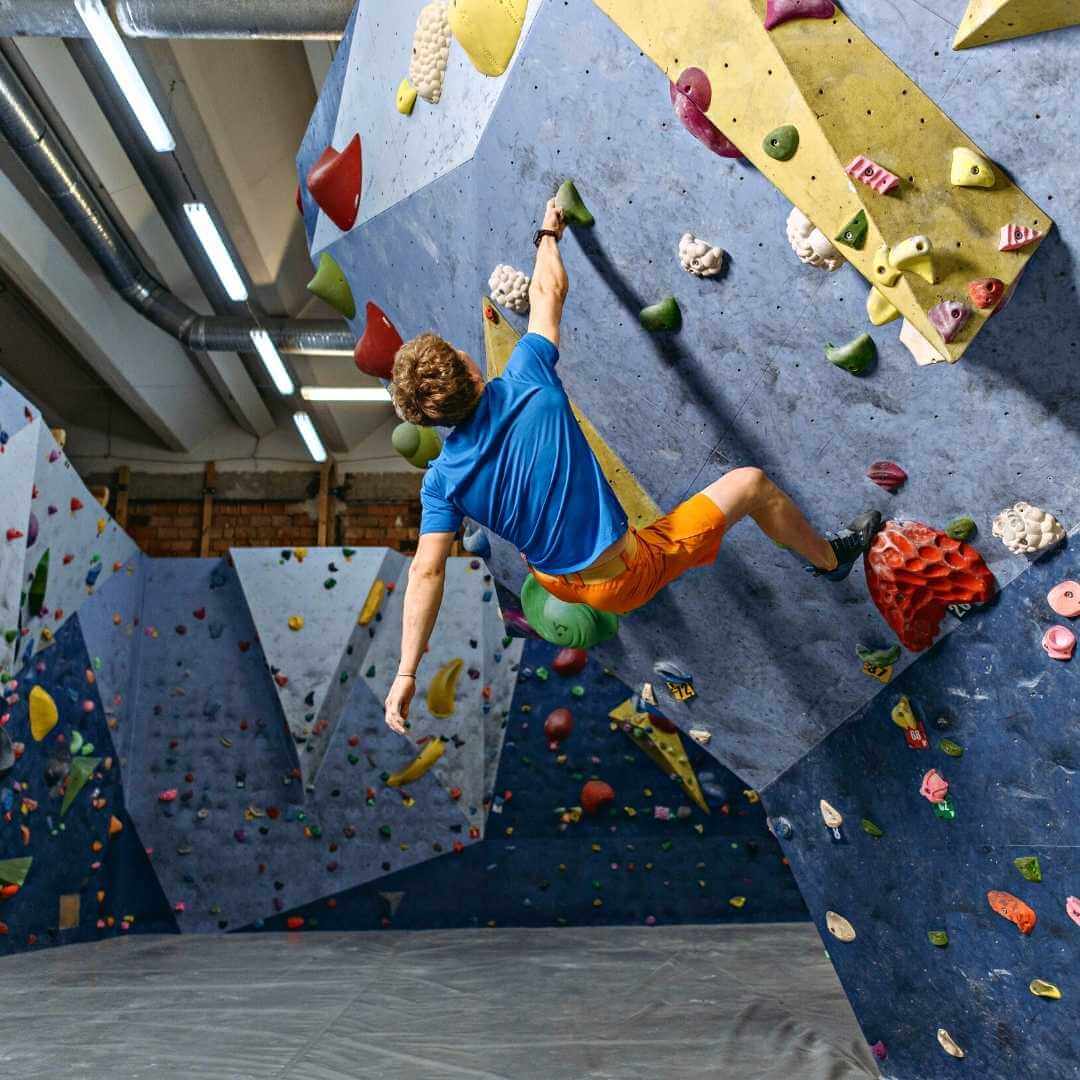 joven en pared de plástico o muro artificial