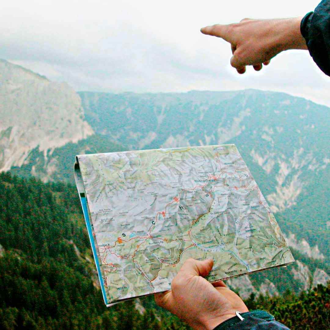interpretación de mapa de navegación en senderismo autoguiado