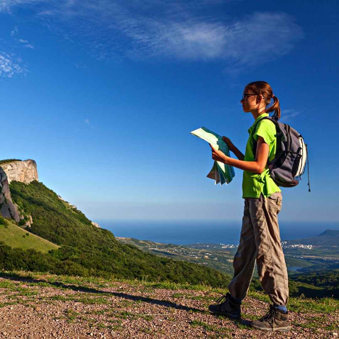 niña en sendero con mapa