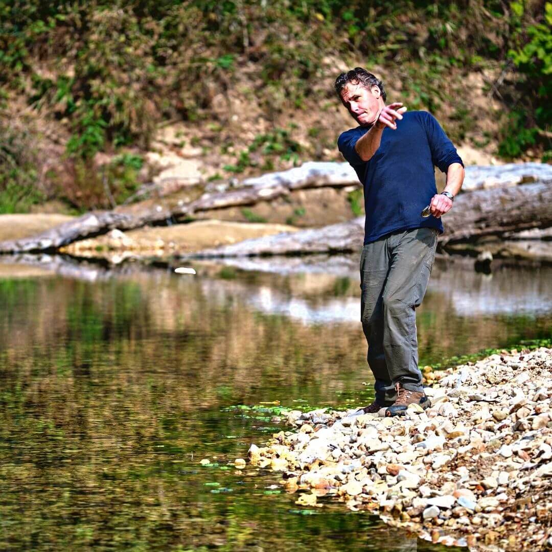 hombre haciendo un patito en un lago