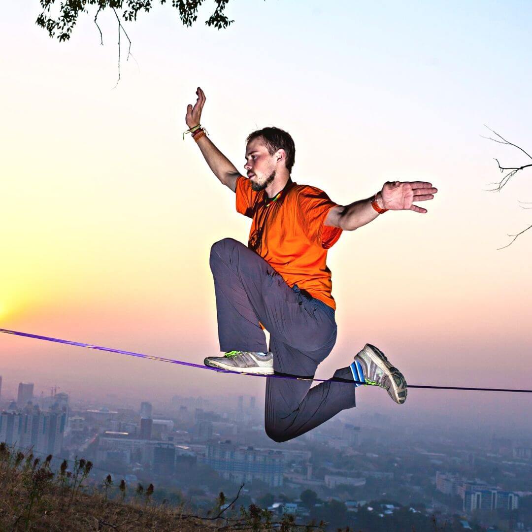 hombre haciendo slackline