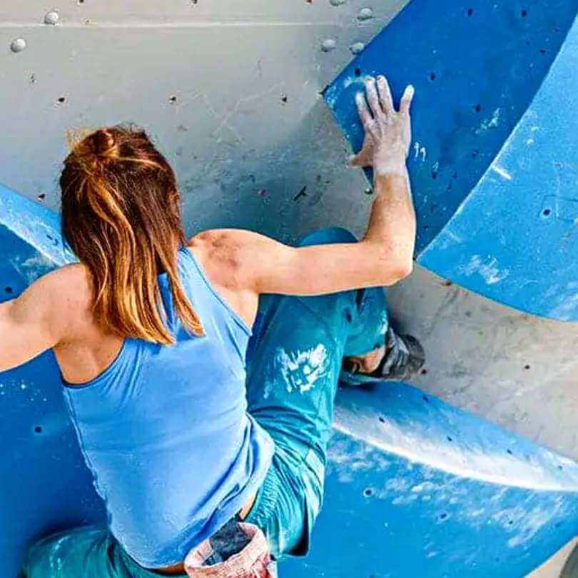 escaladora tomando una presa de tipo gaston