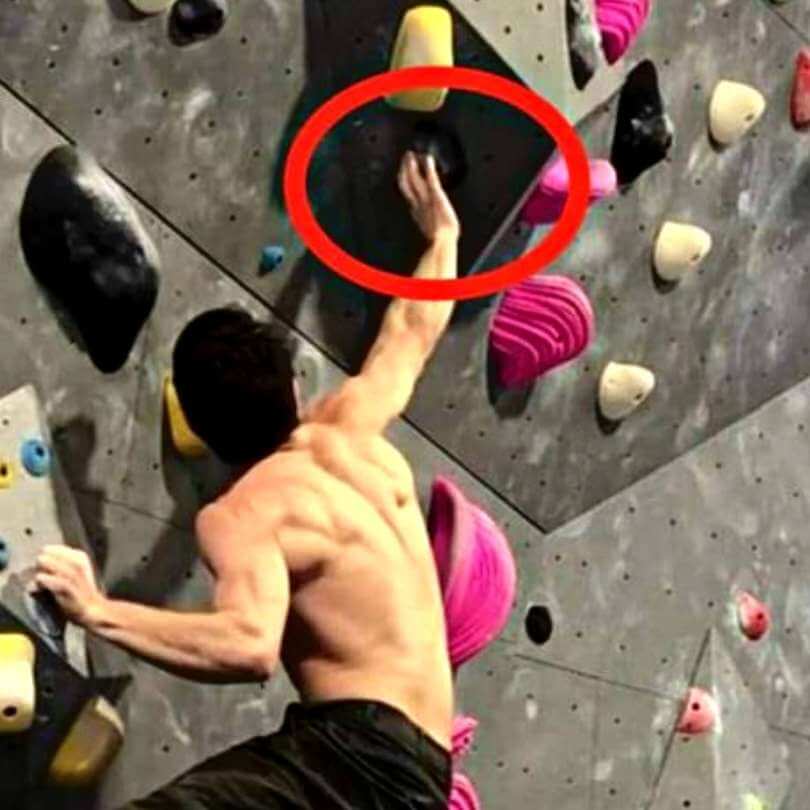 escalador empujando un agarre lateral invertido 