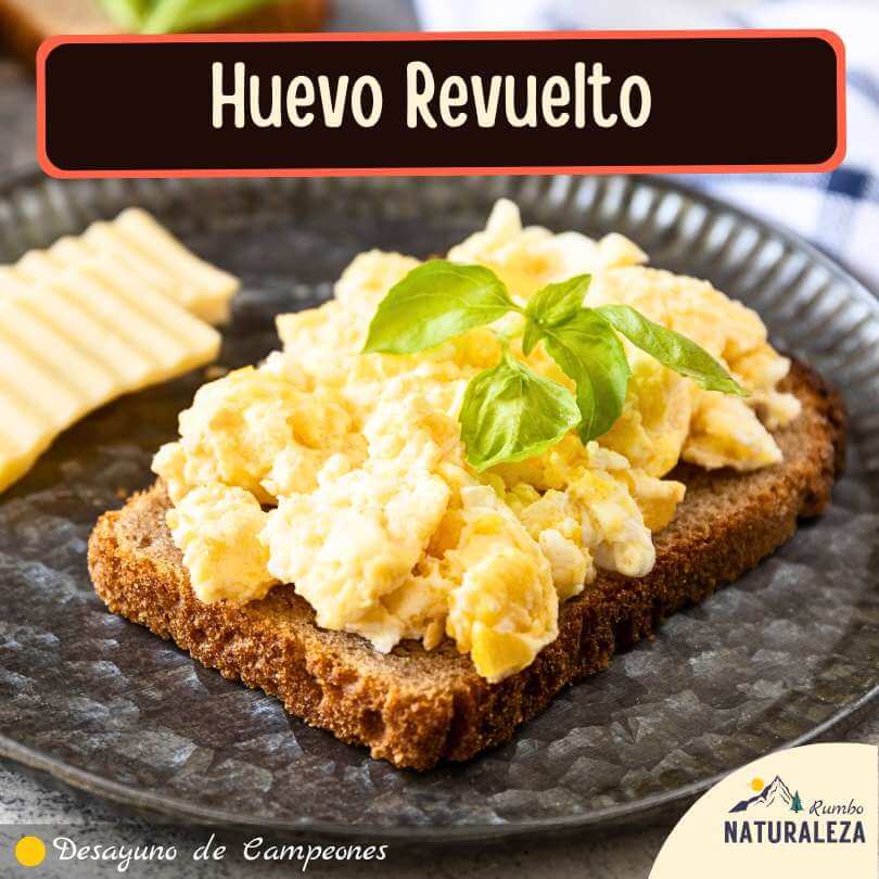 desayuno de camping con huevo revuelto